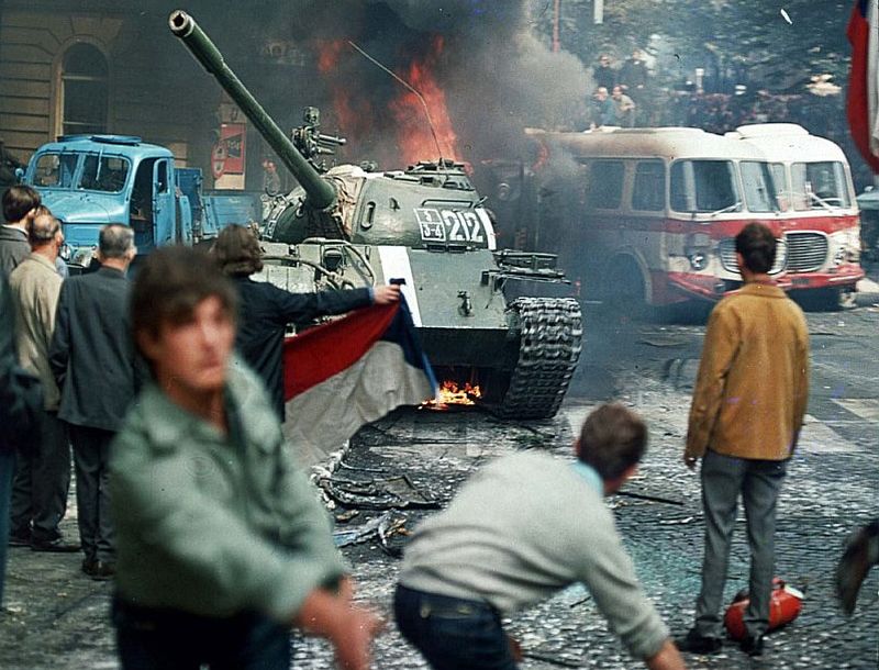 1968. gada augustā Čehoslovākijas galvaspilsētas Prāgas iedzīvotāju mēģinājumi apturēt pilsētā iebraukušos padomju tankus beidzās traģiski – iebrukumā dzīvību zaudēja aptuveni simts cilvēku.