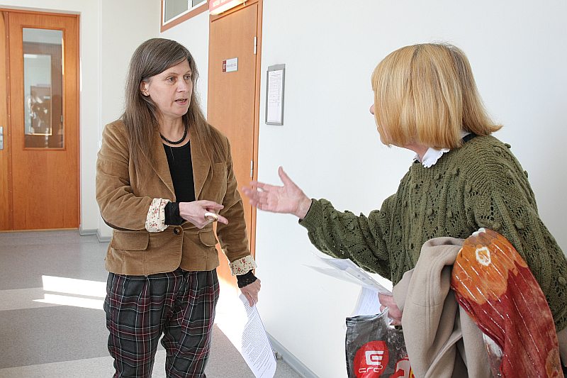 Ukrainiete Anna (no labās) sākumā latviski, bet pēc tam krieviski cenšas iestāstīt lieciniece Oksanai Beļeckai, ka latviešu valoda ir Latvijas valsts vienīgā valoda.