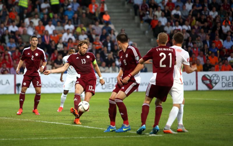 UEFA Eiropas čempionāta kvalifikācijas spēle futbolā starp Latvijas un Nīderlandes izlasēm ”Skonto” stadionā.