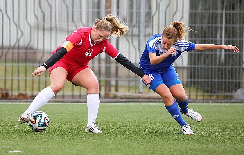Norvēģiete Marita Gjerde (no kreisās) ir dāmu futbola komandas izveidošanas iniciatore.