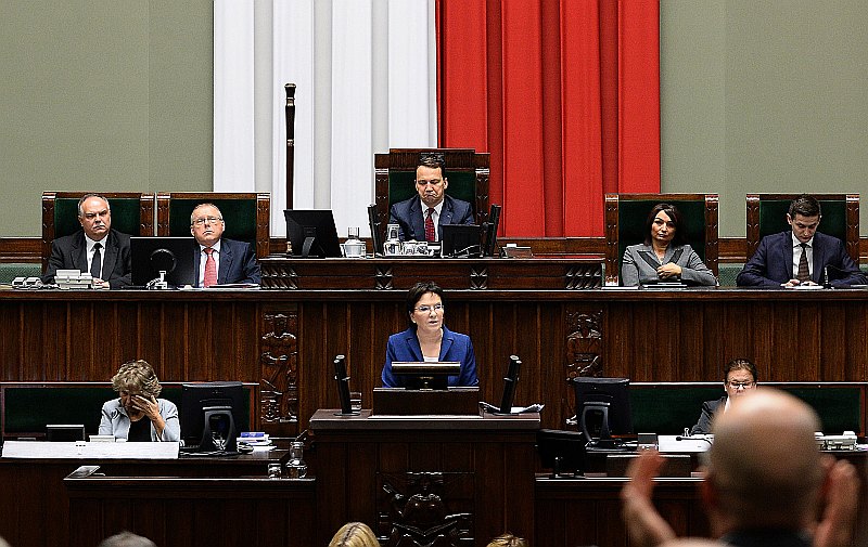 Polijas parlamenta priekšsēdētājs Radoslavs Sikorskis paziņojis, ka atkāpjas, lai neaptumšotu savas partijas “Pilsoniskā platforma” izredzes oktobrī gaidāmajās parlamenta vēlēšanās, kurās izšķirsies arī Evas Kopačas vadītās valdības liktenis.