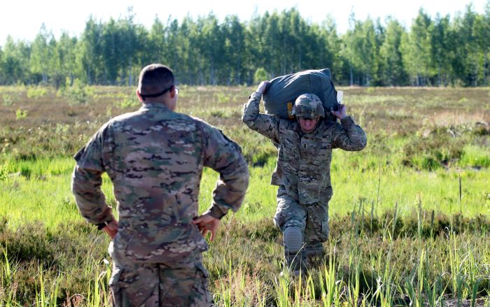 ASV armijas Eiropā 173.desanta brigādes 503. kājnieku pulka bataljona karavīri regulāro izpletņlēkšanas treniņu laikā Ādažu poligonā.