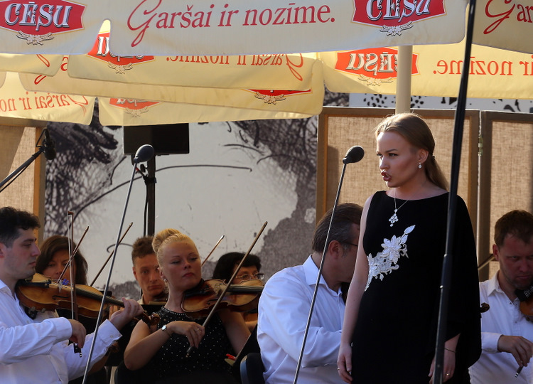 Soliste Dināra Rudāne.