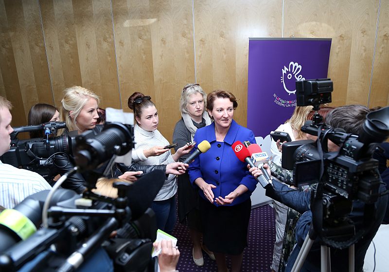 Izglītības un zinātnes ministre Mārīte Seile atbild uz žurnālistu jautājumiem pēc XI Latvijas Skolu jaunatnes dziesmu un deju svētku noslēguma preses konferences.