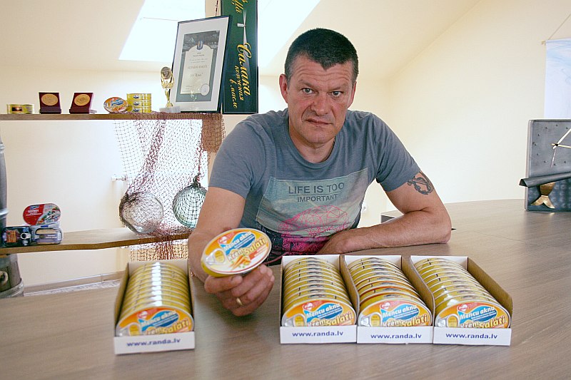 “Rāndas” īpašnieks Oskars Grosmanis šobrīd uztur uzņēmumu ar mencu aknu ražošanu.