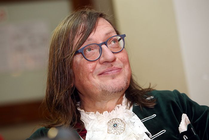 Komponists Juris Kulakovs piedalās preses konferencē, kurā informē par koncertzāles “Rīga” jauno sezonu.