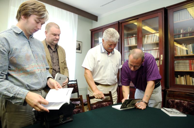 Žurnālists un bijušais Saeimas deputāts Nikolajs Kabanovs (no labās) dāvā autogrāfus savas grāmatas “Sekreti Latvijskoj diplomatiji” (“Latvijas diplomātijas noslēpumi”) prezentācijas pasākumā Latvijas Akadēmiskā bibliotēkā.