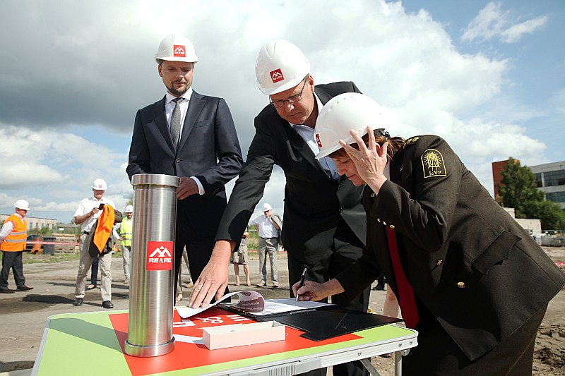 Tieslietu ministrijas valsts sekretāra vietnieks stratēģijas jautājumos Inguss Kalniņš, Būvniecības firmas “Re&Re” atbildīgais projekta vadītājs Dainis Učelnieks un Ieslodzījuma vietu pārvaldes priekšniece Ilona Spure piedalās kapsulas iemūrēšanas pasākumā Olaines cietuma Resocializācijas centra pamatos.