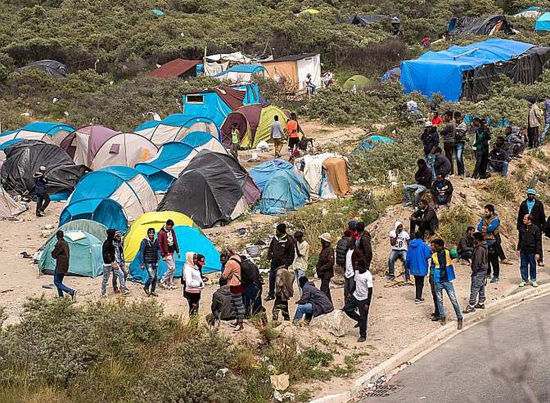 Nelegālo imigrantu pagaidu nometne “Jaunie džungļi” Francijas ostas pilsētā Kalē, netālu no Eirotuneļa, kurš savieno Franciju ar Britāniju.
