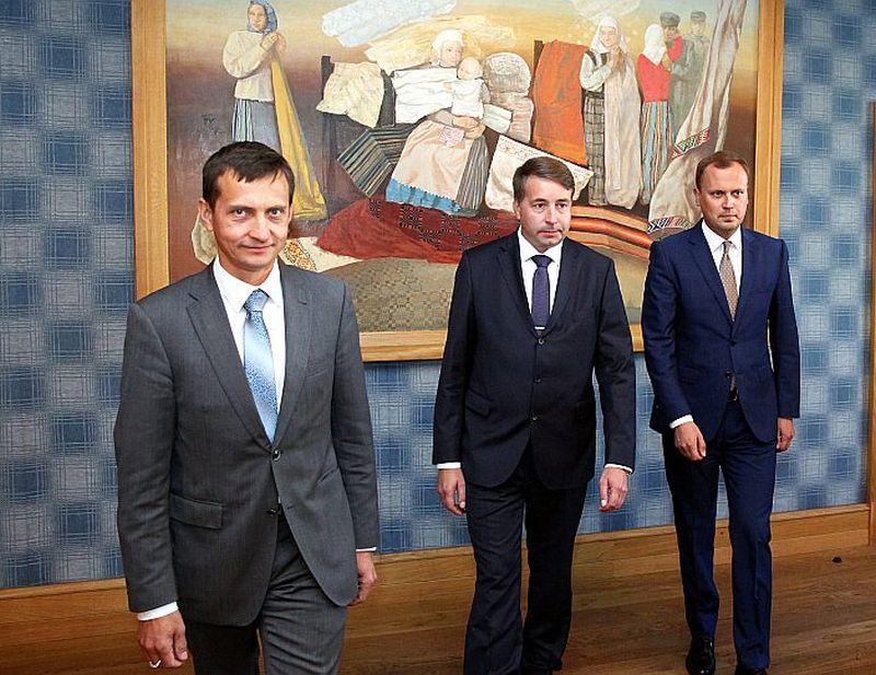 Zaļo un zemnieku savienības pārstāvji – Saeimas deputāts Armands Krauze (no kreisās), labklājības ministrs Uldis Augulis un Latvijas Zaļās partijas valdes priekšsēdētājs Edgars Tavars tikšanās laikā ar Valsts prezidentu Melngalvju namā, lai pārrunātu bēgļu jautājumu. Šodien Valsts prezidents bēgļu jautājumā konsultējas ar Nacionālās apvienības, kā arī ar partijas “No sirds Latvijai” un Latvijas Reģionu apvienības pārstāvjiem.