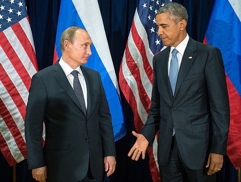 Pēc oficiālajām uzrunām ASV prezidents Baraks Obama (no labās) un Krievijas prezidents Vladimirs Putins sarokojās un saskandināja vīna glāzes pusdienās ar ANO ģenerālsekretāru Panu Kimunu, taču pauze pirms rokasspiediena simboliski apliecināja dziļo plaisu viņu uzskatos.