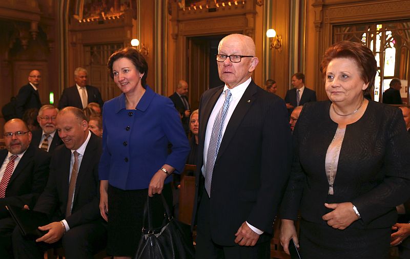 Ministru prezidente Laimdota Straujuma (no labās), Pasaules Brīvo latviešu apvienības (PBLA) priekšsēdis Jānis Kukainis un izglītības un zinātnes ministre Mārīte Seile piedalās PBLA valdes sēdē Mazajā Ģildē.