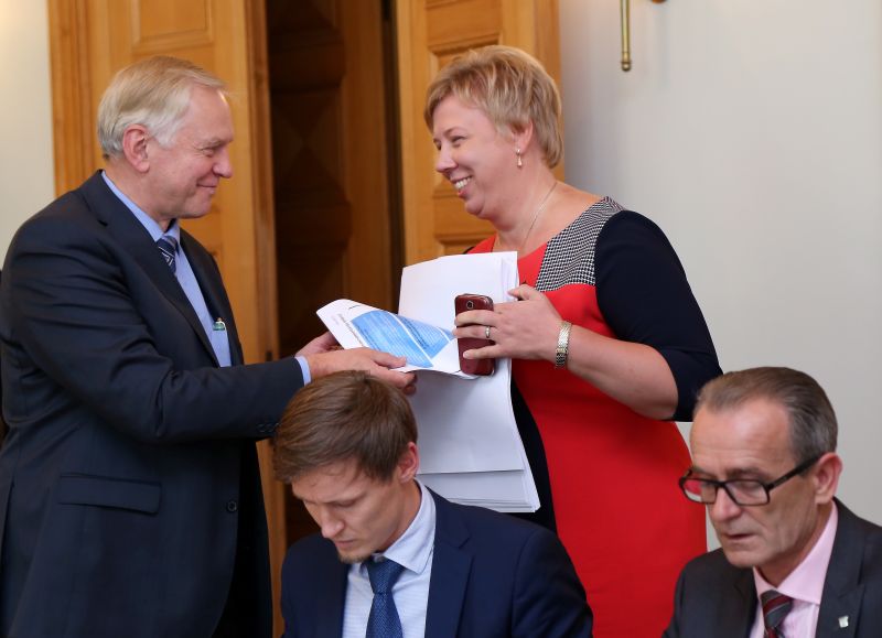 Zaļo un zemnieku savienības Saeimas frakcijas priekšsēdētājs Augusts Brigmanis (no kreisās), Saeimas deputāts Rihards Kols, Iekšlietu ministrijas valsts sekretāre Ilze Pētersone-Godmane un tieslietu ministrs Dzintars Rasnačs pirms koalīcijas partiju sadarbības padomes sēdes par ārkārtas Ministru kabineta sēdes darba kārtību, kurā ministriem jāvienojas par pozīciju bēgļu jautājumā.