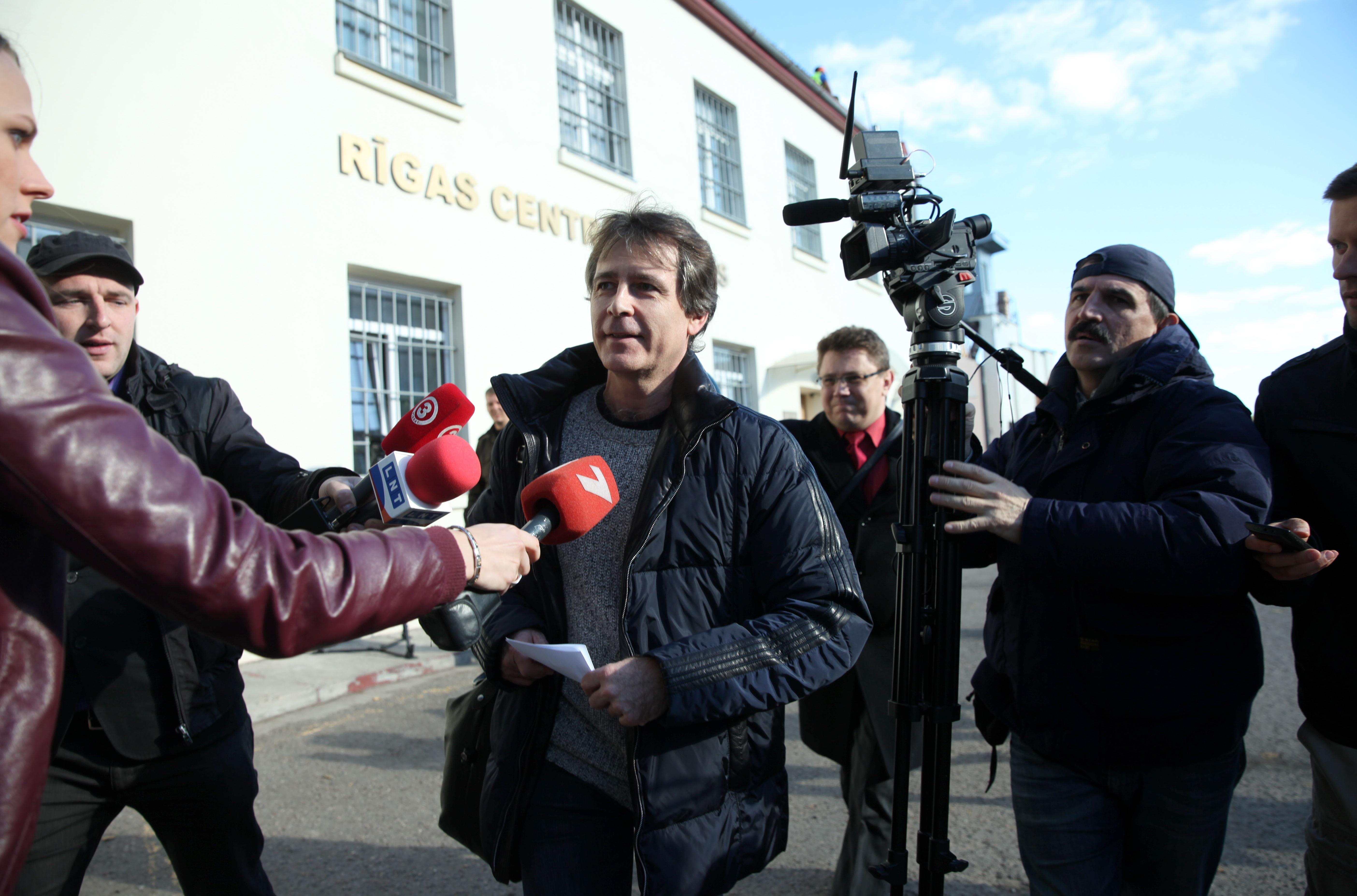 Kukuļņemšanā aizdomās turētais bijušais uzņēmuma “Latvijas Dzelzceļš” valdes priekšsēdētājs Uģis Magonis pamet Rīgas Centrālcietumu, pēc tiesas lēmuma – atbrīvot viņu pret 400 000 eiro drošības naudu.