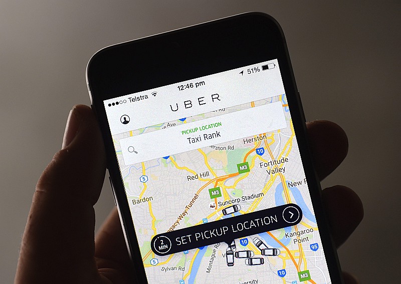 “Uber” lietotnē viedtālrunī redzami pieejamie taksometri.