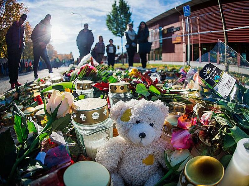 Ziedi un svecītes pie skolas Trolhetanā. Dienu pēc traģēdijas arī citās Zviedrijas pilsētās notika piemiņas pasākumi upuru piemiņai – dedzinātas svecītes un aizlūgts par traģēdijas upuriem.