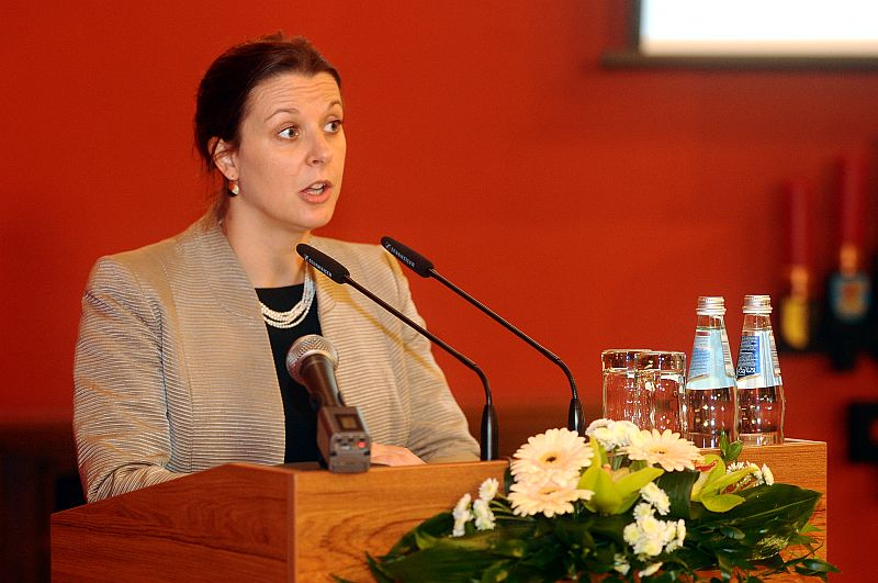 Lielbritānijas vēstniece Latvijā Sāra Kaulija uzrunā klātesošos starptautiskajā konferencē “Drošības kompass – efektīvi risinājumi cilvēku tirdzniecības novēršanai”.