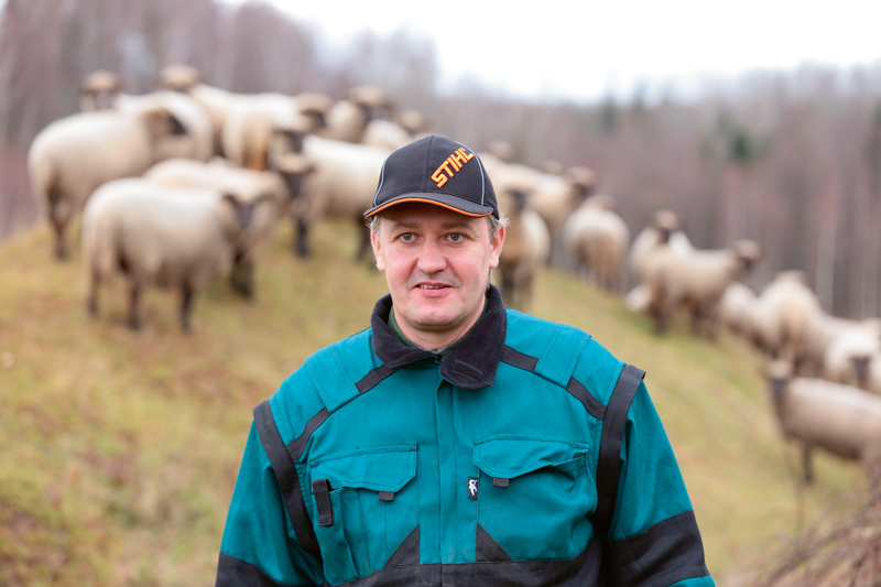 Jēru dzimšanai līdzi seko novērošanas kamerās, stāda vīnogu dārzu, rīko motokrosu – ienācējs laukos Egīls Rušiņš nevairās no trakām idejām.