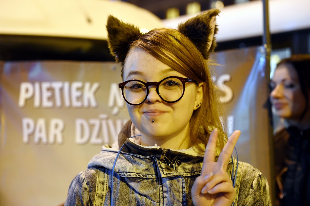 Akcijas dalībnieki pie Rīgas cirka protestē pret dzīvnieku izmantošanu cirka izrādēs.