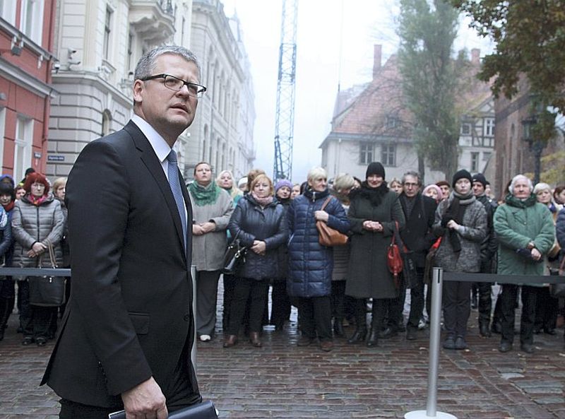 Veselības ministrs Guntis Belēvičs nozarei iepriekš prasījis papildus 160 miljonus eiro, bet saņēma vien 13 miljonus. Tomēr kā valdības pārstāvis atbalstīs 2016. gada budžetu.