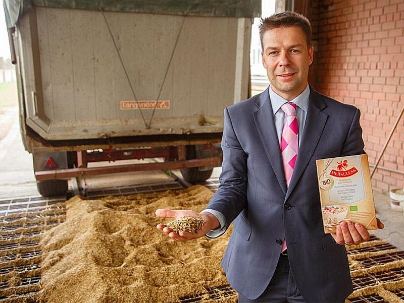 “Rīgas dzirnavnieka” valdes loceklis Žilvins Pakeltis: “”Bordo karotītes” zīmi mēs vairāk redzam kā biznesa rīku un mūsu konkurētspējas palielināšanu valsts un pašvaldību organizētos konkursos, jo tā dod priekšrocības vai pat atsevišķos gadījumos var būt kā obligāta prasība.”