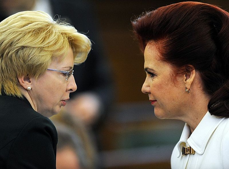 Solvita Āboltiņa (no labās) un Saeimas priekšsēdētāja, NA pārstāve Ināra Mūrniece.