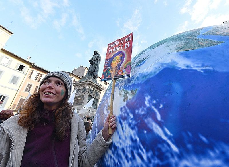 Romā vides aizstāvji rīkoja mītiņu ar saukli “Nav planētas B”, mudinot Parīzes konferences dalībvalstis pieņemt vēsturisku lēmumu cīņā pret globālo sasilšanu.