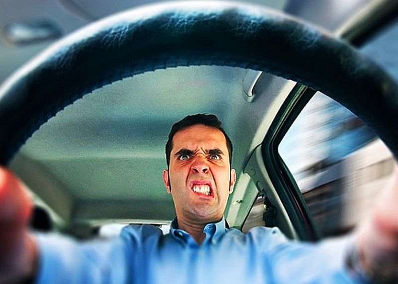 Šī parādība nav Latvijas monopols. Amerikā, piemēram, to sauc “road rage” un attēlo, lūk, šādi.