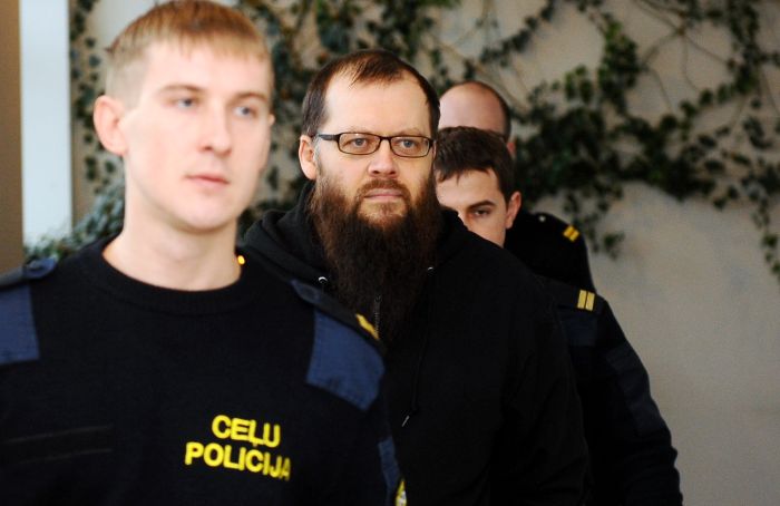 Apsūdzētais “Rīgas satiksmes” darbinieks, kurš apsūdzēts par 42 seksuāliem noziegumiem pret 20 meitenēm, tiek konvojēts uz Rīgas pilsētas Vidzemes priekšpilsētas tiesas sēdi