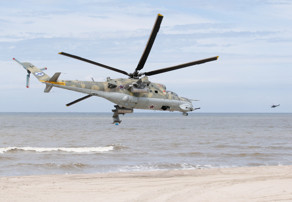 Helikopters Mi-24 mācību sacensībās Kaļiņingradas apgabalā.