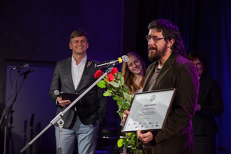 Staņislavs Babins saņem balvu “Gada brīvprātīgais 2015” biedrībai “Radi vidi pats” kā aktīvākajai organizācijai programmas “Erasmus+: Jaunatne darbībā” ietvaros.