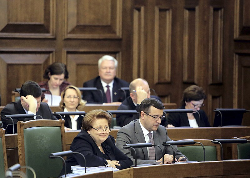 Ministru prezidente Laimdota Straujuma un finanšu ministrs Jānis Reirs ir apmierināti ar Saeimas ārkārtas sēdes gaitu, galīgajā lasījumā lemjot par 2016. gada valsts budžetu.