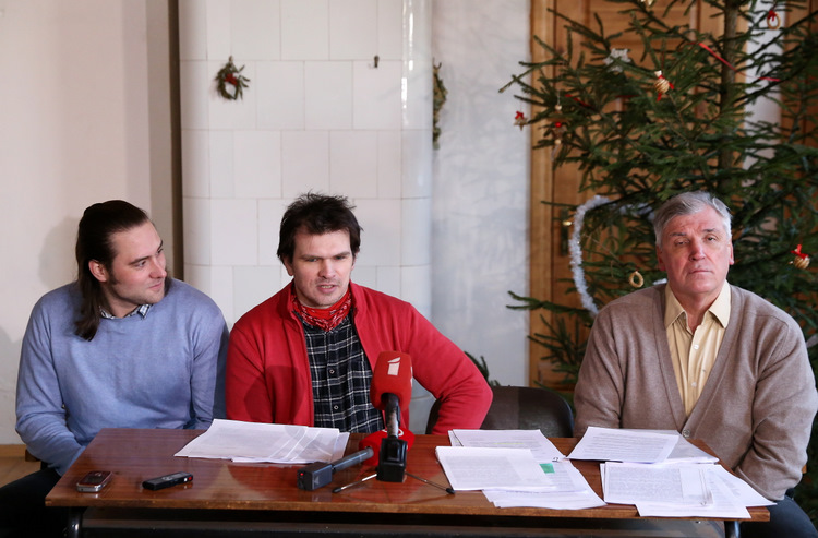 Biedrības “13.janvāris” pārstāvji – Ivars Saksons (no kreisās), valdes loceklis Ansis Ataols Bērziņš un Ivars Redisons piedalās preses konferencē, kas veltīta Latvijas tiesu un Valsts probācijas dienesta darbībai.
