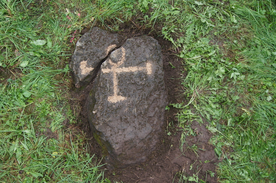 Draudavu krustakmens. Jau 1979. gadā akmenim bija atlauzts stūris. Mēs akmeni apkopām un iekaluma rievās iebērām dzeltenu smilti, lai attēla līnijas būtu labi saskatāmas.