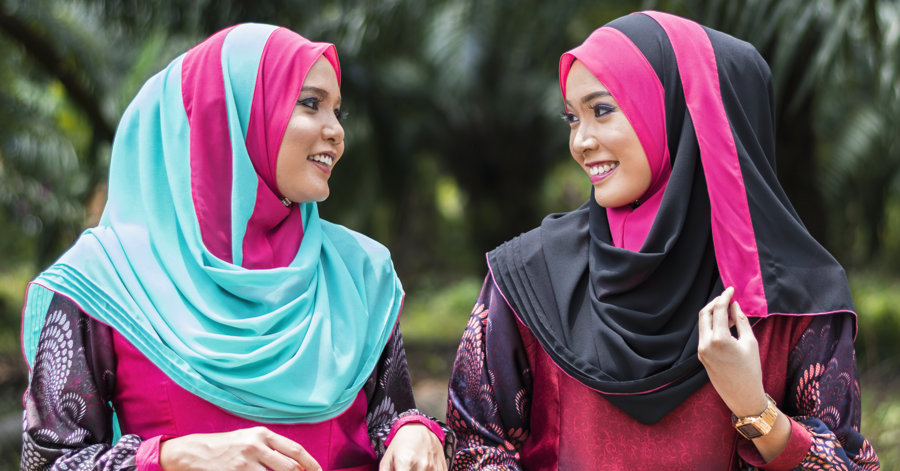 Hidžābs. Darbības vārds hijab nozīmē apģērbties, apsegties. No visiem musulmaņu sieviešu tērpiem, īpaši Rietumos, tieši hidžābs ir visplašāk izplatītais. Tas parasti nav nekas vairāk kā ap galvu aptīta šalle, nosedzot matus un kaklu. Hidžābam nav noteikta dizaina vai krāsas. Hidžābs sievietēm ir duālas brīvības simbols – gan lai apliecinātu, ka nav vajadzības pēc sejas aizsega (Ēģiptē), gan pretēji valsts noteiktajai kārtībai parādītu savu piederību Islāmam (Turcijā).