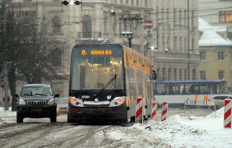 Satiksme uz Krišjāņa Barona ielas sniegputenī.