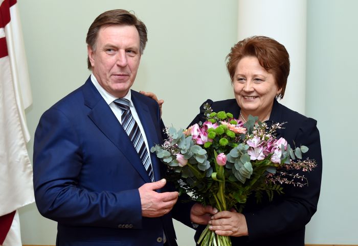 Demisionējusī Ministru prezidente Laimdota Straujuma un jaunais valdības vadītājs Māris Kučinskis piedalās svinīgajā pasākumā Ministru kabinetā, kura laikā iepazīstina jauno premjeru ar amata pienākumiem un bijušo premjeru galerijā pievienos savu fotoattēlu un iedzīs simbolisko naglu karoga kātā.