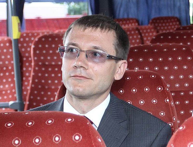 Kad pēc daudzām pārbaudēm un skandāliem 2010. gadā beidzot skolēnu autobusi bija iegādāti, toreizējais VRAA direktors Māris Krastiņš pats izmēģina, cik ērti tajos jutīsies audzēkņi.