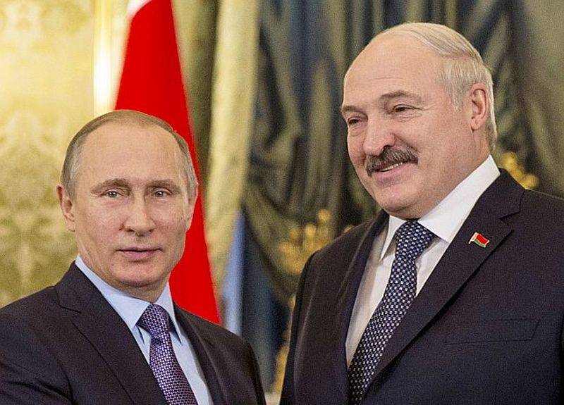 Krievijas prezidenta Vladimira Putina (no kreisās) un Baltkrievijas prezidenta Aleksandra Lukašenko tikšanās ārēji ir draudzības atainojums, taču Lukašenko nav mierā ar “mazā brāļa” statusu abu valstu savienībā.