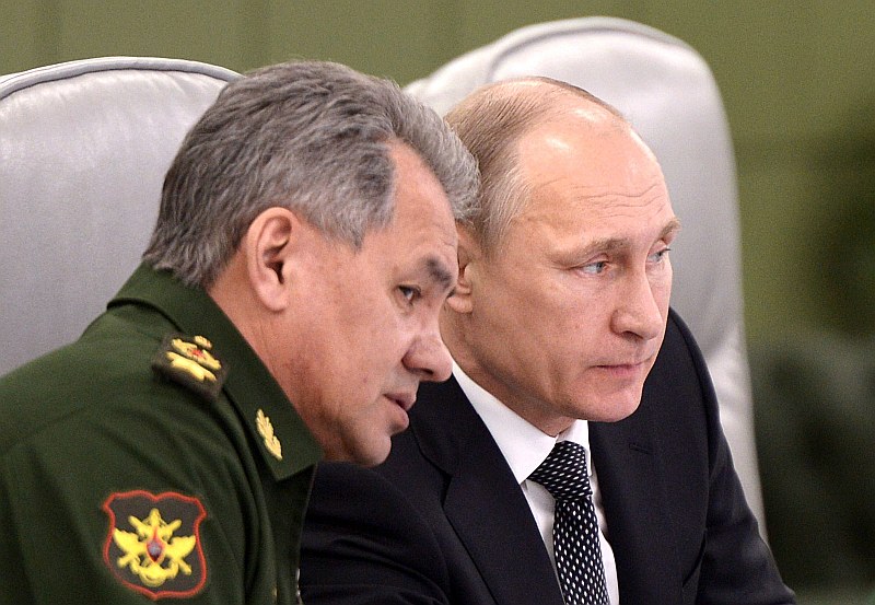 Krievijas aizsardzības ministrs Sergejs Šoigu un prezidents Vladimirs Putins