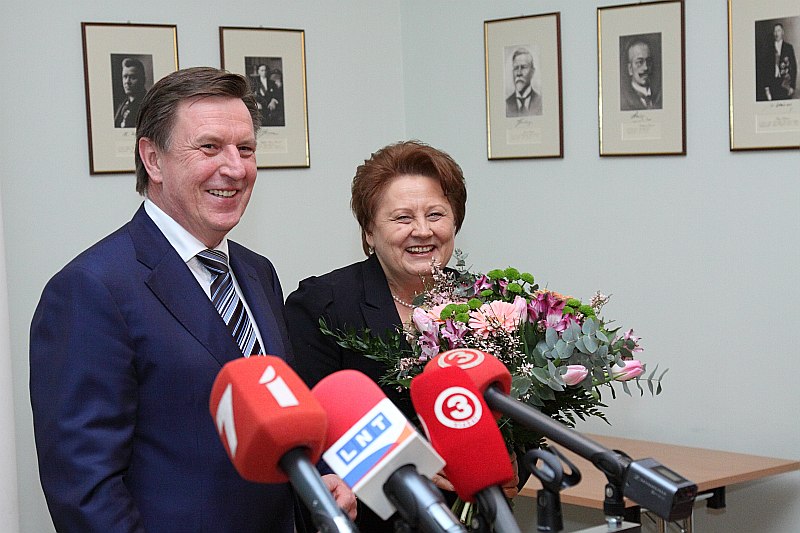 Nododot savas pilnvaras jaunajam premjeram Mārim Kučinskim, demisionējusī valdības vadītāja Laimdota Straujuma novēlēja viņam izgulēties vismaz piecas stundas diennaktī, jo vieglas dienas šajā amatā viņu negaidot.