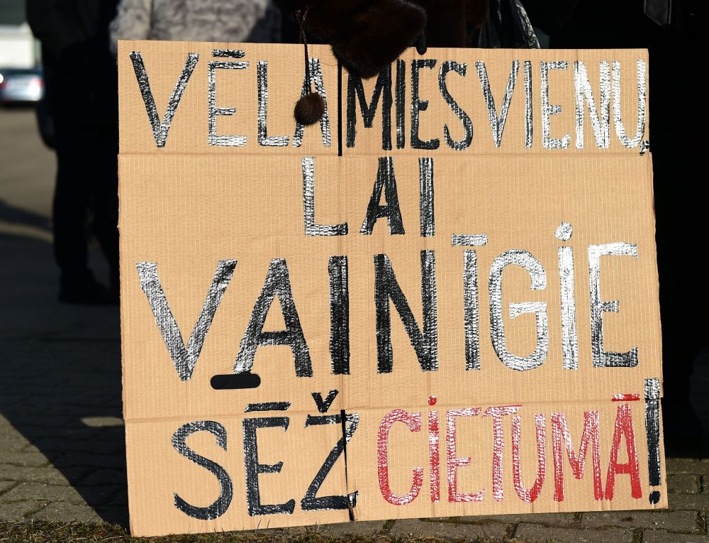 Pie Ķīpsalas halles pirms Zolitūdes traģēdijas krimināllietas izskatīšanas notiek protesta pikets, kurā cietušie ceļ trauksmi par iespējamu lietas novilcināšanu un potenciāli slēgtu procesu.