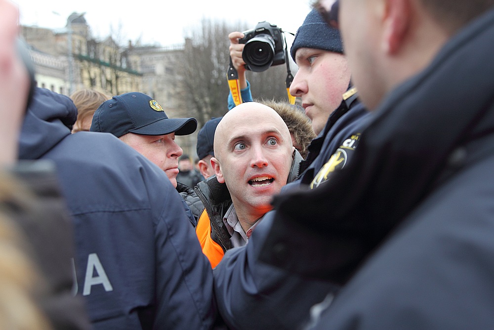 Prokrieviskais britu izcelsmes blogeris Graiems Filipss, kurš 2016. gadā mēģināja rīkot provokācijas pie Brīvības pieminekļa 16. marta leģionāru piemiņas gājiena laikā, tika aizturēts un izraidīts no Latvijas. Viņam arī tika noteikts liegums iebraukt Latvijā. Taču tā paša gada jūnijā viņš atkal iebrauca mūsu valstī un devās uz Daugavpili, ko vēlāk izrādīja bildēs interneta soctīklos.