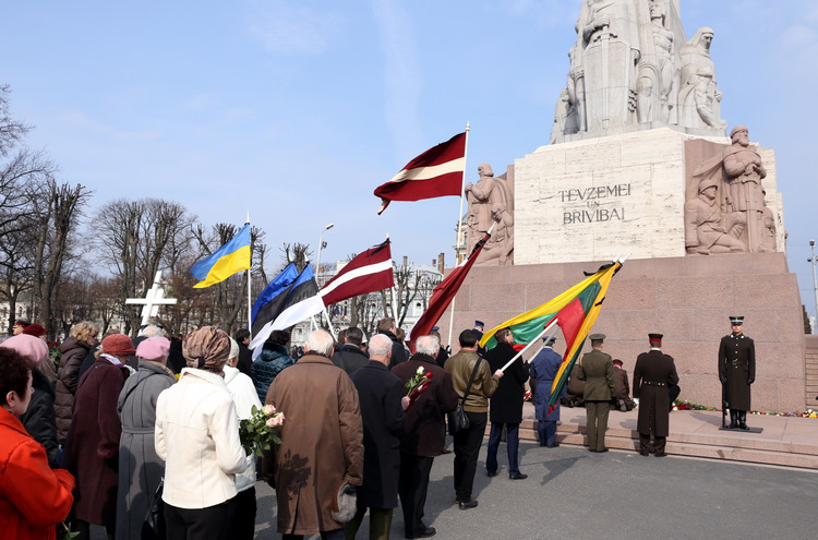 Ziedu nolikšanas ceremonija pie Brīvības pieminekļa, kas veltīta Komunistiskajai genocīda upuru piemiņas dienai.