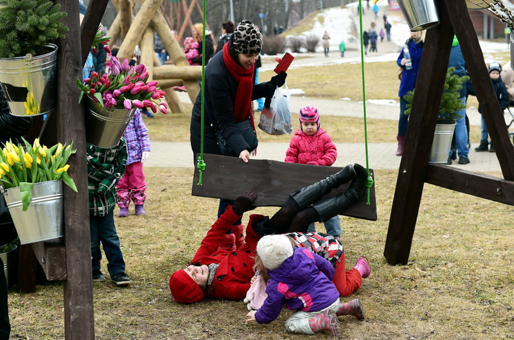 Siguldā norisinās pirmais šūpoļu festivāls “Latvija šūpojas Siguldā”.