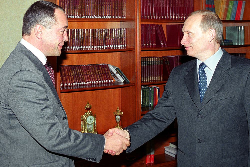 Mihails Ļesins (no labās), no 1999. līdz 2004. gadam būdams Krievijas preses, televīzijas un radio ministrs, enerģiski pildīja prezidenta Vladimira Putina uzdevumus neatkarīgo mediju sagraušanā un valsts monopola veidošanā informācijas jomā.