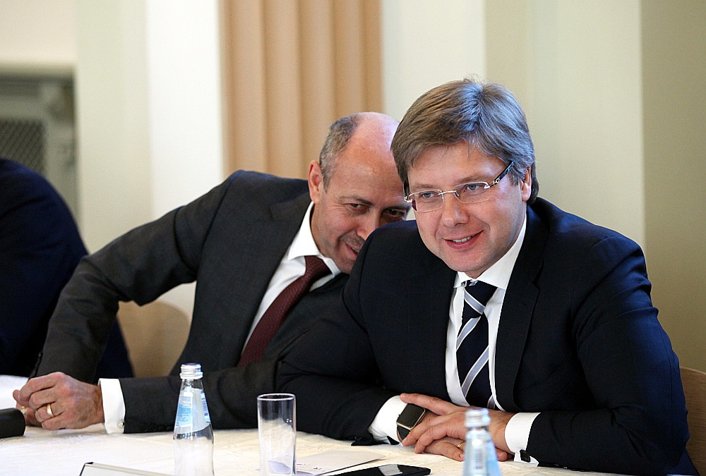 Rīgas mērs NIls Ušakovs (no labās)