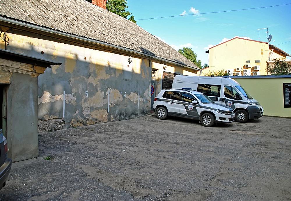 Aiz šīs sienas Cēsu Valsts policijas nodaļas pagalmā slēpjas agrākās Cēsu čekas ieslodzījumu kameras. Par tām liecina ventilācijas atveres. Cerams, ka 2018. gadā šeit būs pretošanās kustībai veltīta ekspozīcija.
