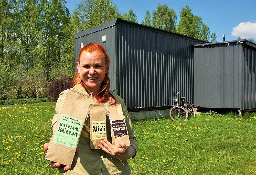 Kafijai ir jābūt gan smaržai, gan garšai, gan krāsai! No kilograma cigoriņu pēc izkaltēšanas paliek pāri tikai 150 grami, no burkāniem vēl mazāk – 70 grami. Gadā Jolanta Kovnacka savā kafijas fabrikā pārstrādā 7 – 9 tonnas cigoriņu.