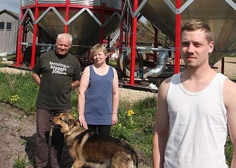 Lai varētu graudus realizēt, kad tiem ir vislabākā cena, nepieciešama vieta, kur tos uzglabāt. Valdis (no kreisās), Ināra un Didzis Piekusi ar lepnumu izrāda zemnieku saimniecības “Oši” jaunos graudu uzglabāšanas torņus.